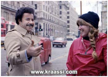 وهنا يتبادل الإبتسات العابرة مع إحدى فنانات أرصفة الفنون - تصوير : فتحي العريبي لندن 1979